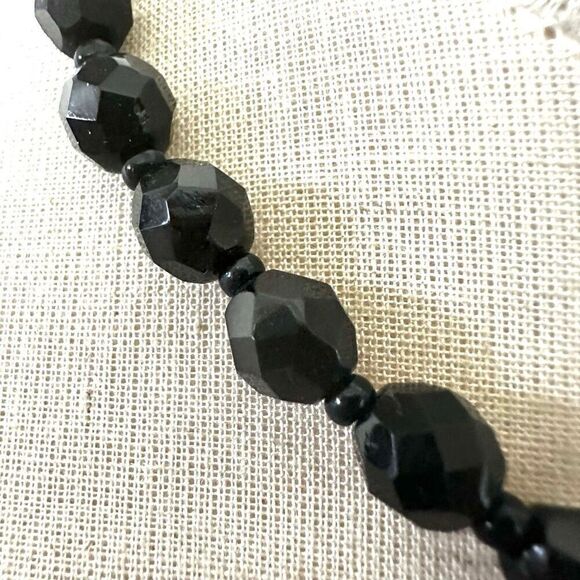 Black glass beaded necklace - Picture 3 of 6